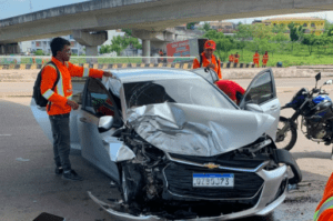 Motorista perde controle e colide contra viaduto na Avenida Rodrigo Otávio, em Manaus