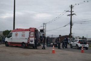 Colisão entre carro e motocicleta deixa dois feridos na zona leste de Manaus