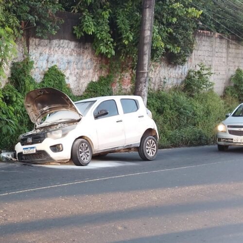 Carro pega fogo e cai em buraco após motorista perder controle no bairro São José, em Manaus