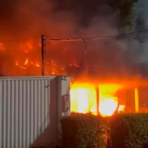Incêndio de grandes proporções destrói residência entre os bairros Dom Pedro e Chapada, em Manaus
